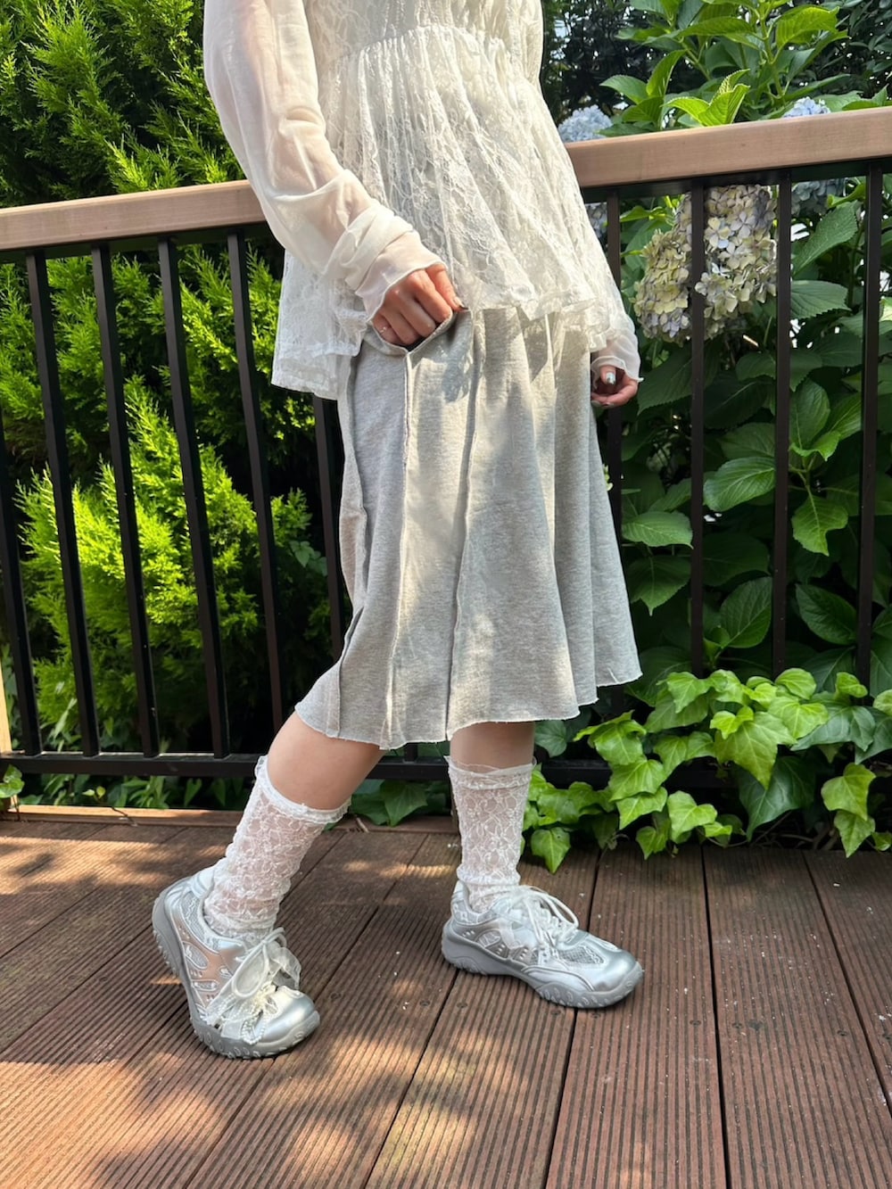 グレー系のスウェットパンツ、ホワイト系のTシャツ/カットソー、ホワイト系のチュニックを着用したレディースの夏コーディネートの7枚目の写真