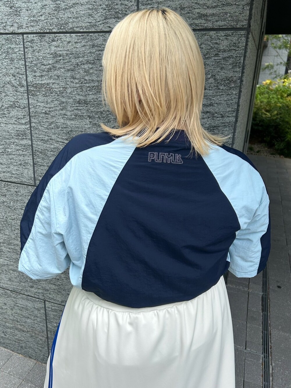 ホワイト系のスカート、ブルー系のTシャツ/カットソーを着用したレディースの秋コーディネートの4枚目の写真