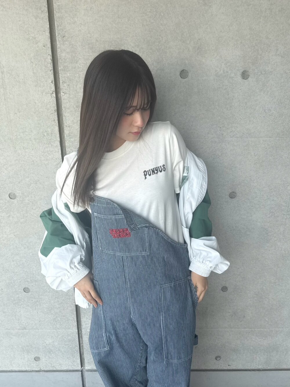 その他のサロペット/オーバーオール、ホワイト系のナイロンジャケット、ホワイト系のTシャツ/カットソーを着用したレディースの春コーディネートの2枚目の写真
