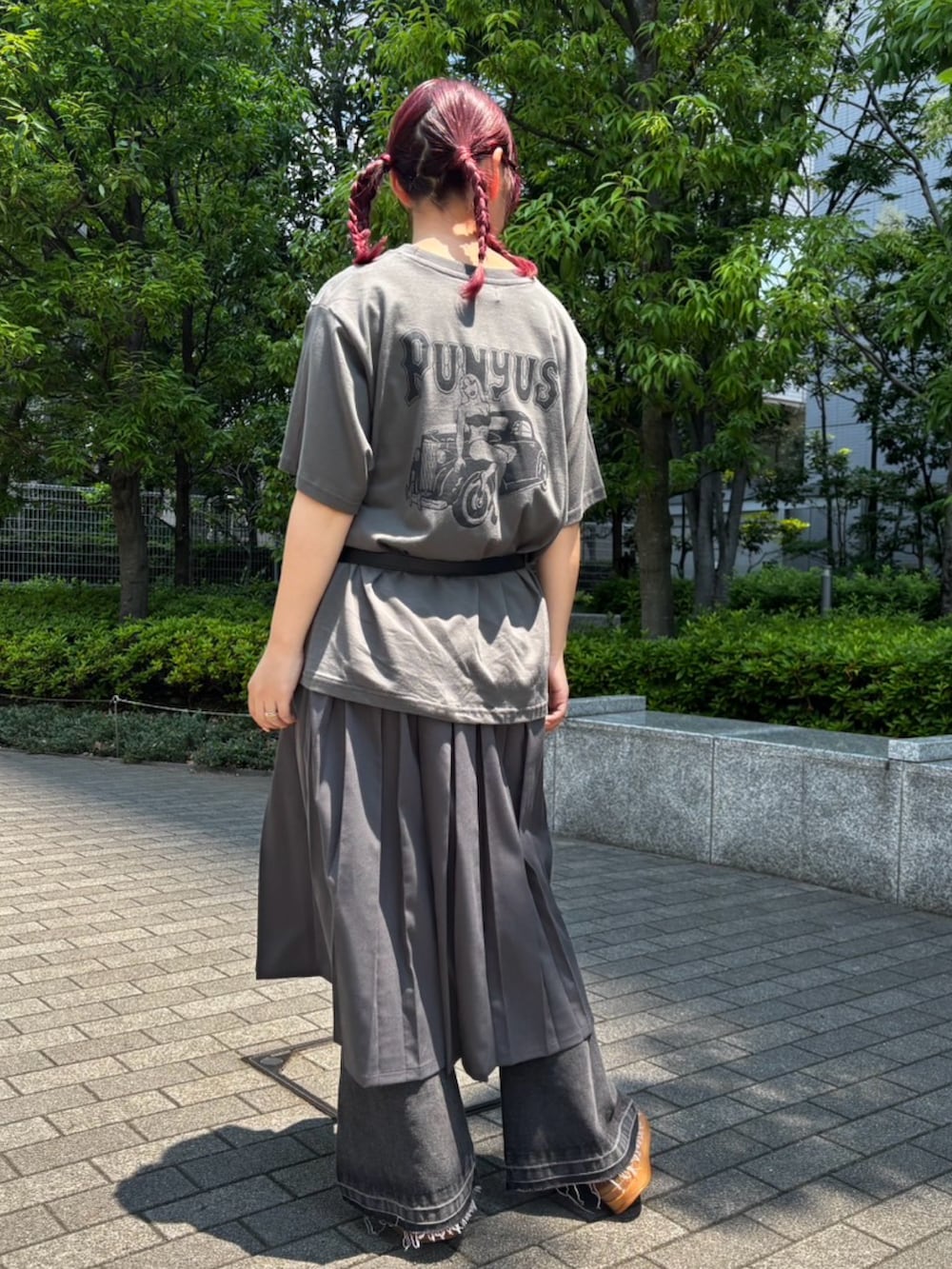 グレー系のスカート、ブラック系のデニムパンツ、ブラック系のTシャツ/カットソーを着用したレディースの夏コーディネートの4枚目の写真