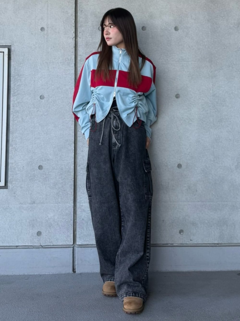 ブラック系のデニムパンツ、ブルー系のジャージを着用したレディースの春コーディネートの2枚目の写真