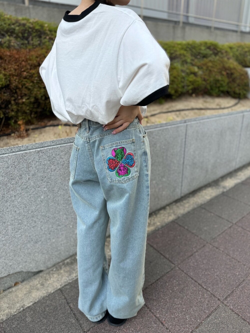 ホワイト系のTシャツ/カットソー、ブルー系のデニムパンツ、その他のトートバッグを着用したレディースの夏コーディネートの3枚目の写真