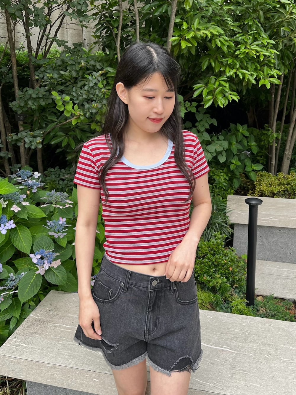 ブラック系のデニムパンツ、レッド系のTシャツ/カットソーを着用したレディースの夏コーディネートの3枚目の写真