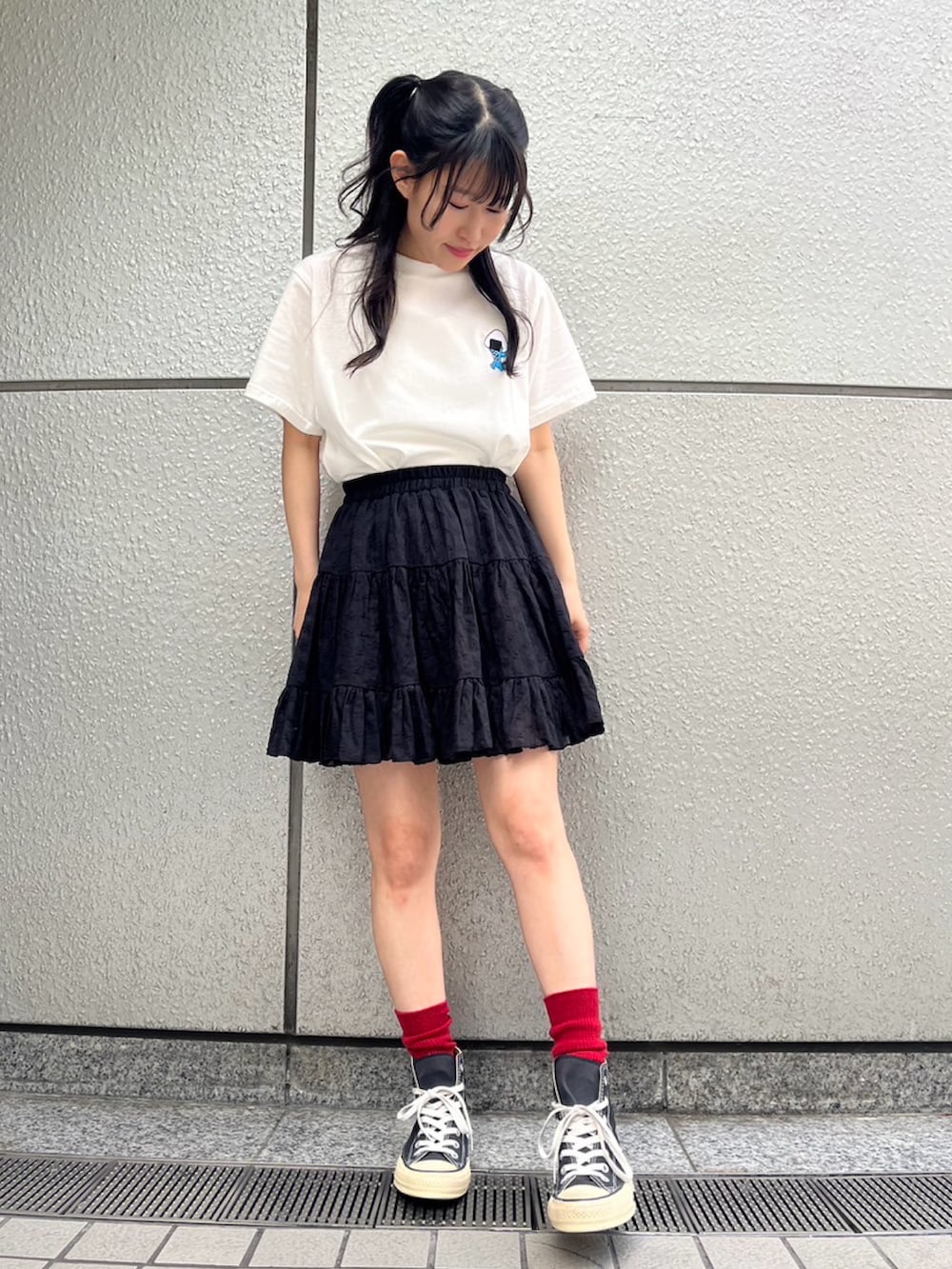 ホワイト系のTシャツ/カットソー、ブラック系のスカートを着用したレディースの春コーディネートの2枚目の写真