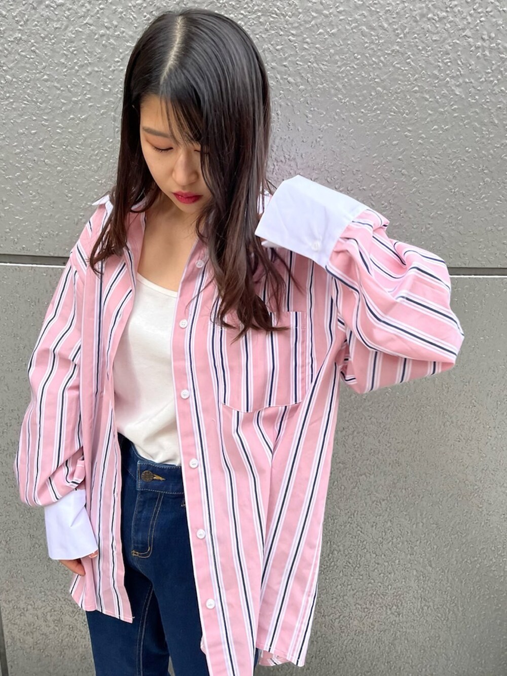 ブルー系のデニムパンツ、ピンク系のシャツ/ブラウスを着用したレディースの冬コーディネートの3枚目の写真