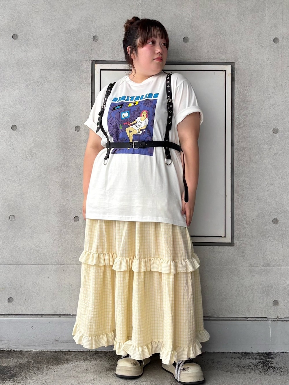 イエロー系のスカート、ホワイト系のTシャツ/カットソー、ブラック系のベルトを着用したレディースの夏コーディネートの2枚目の写真