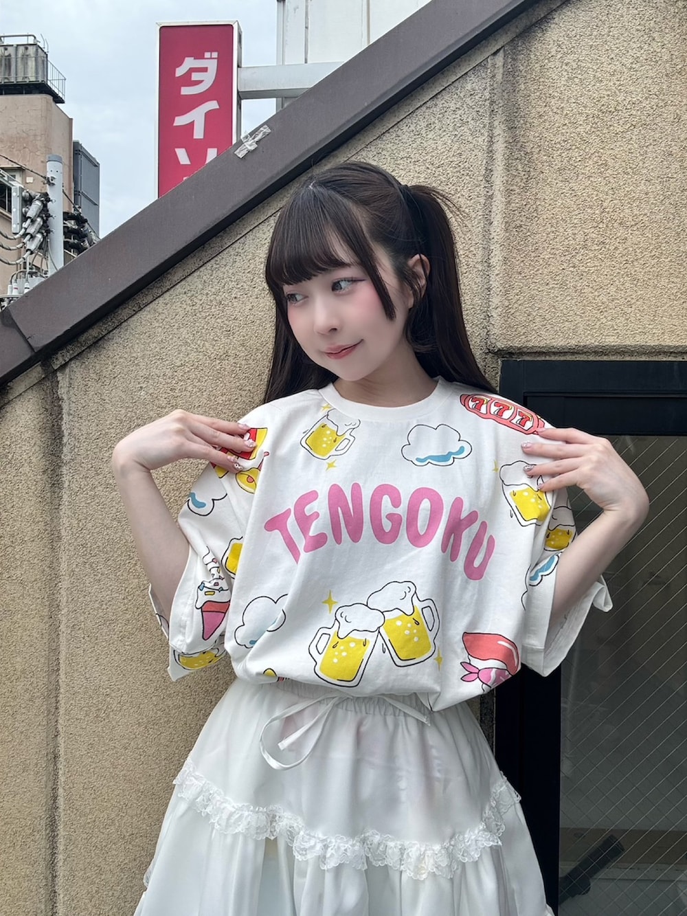 ブルー系のその他パンツ、ホワイト系のスカート、ホワイト系のTシャツ/カットソーを着用したレディースの春コーディネートの5枚目の写真