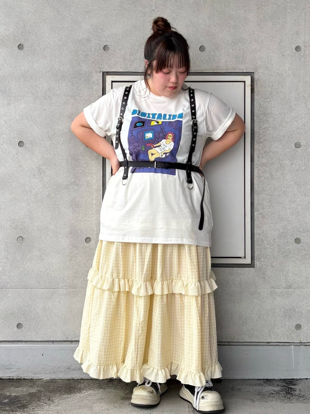 イエロー系のスカート、ホワイト系のTシャツ/カットソー、ブラック系のベルトを着用したレディースの夏コーディネートの4枚目の写真