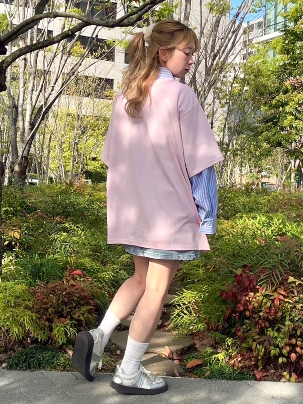 ピンク系のTシャツ/カットソー、ブルー系のシャツ/ブラウス、ブルー系のデニムスカートを着用したレディースの春コーディネートの3枚目の写真