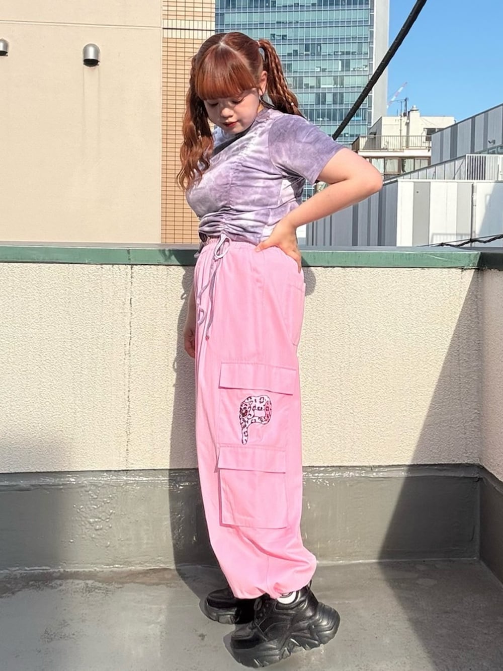 ピンク系のカーゴパンツ、パープル系のTシャツ/カットソーを着用したレディースの夏コーディネートの2枚目の写真