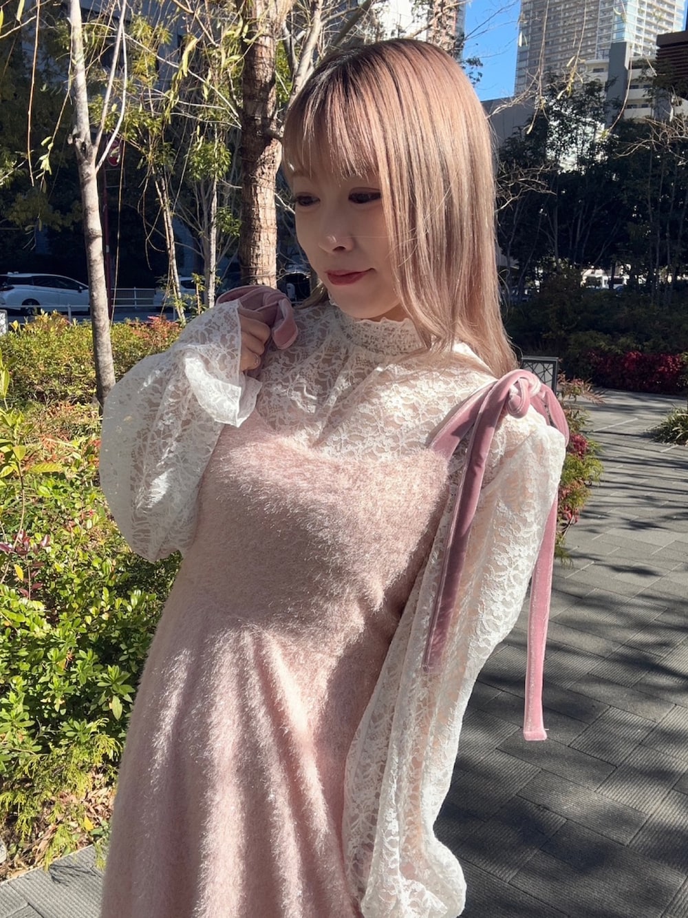 ホワイト系のTシャツ/カットソー、ピンク系のワンピースを着用したレディースの冬コーディネートの3枚目の写真