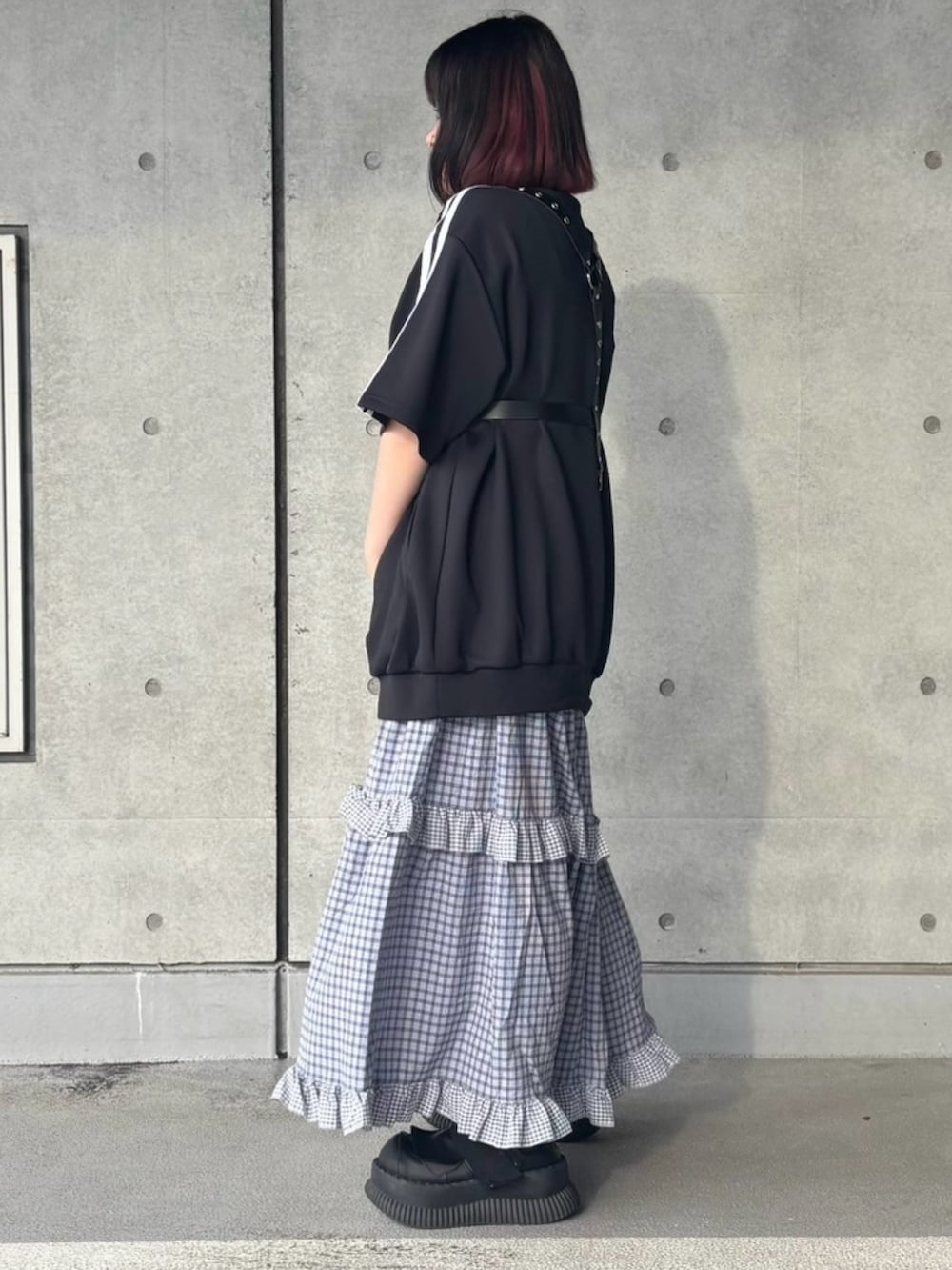 ブルー系のスカート、ブラック系のジャージ、ブラック系のベルトを着用したレディースの夏コーディネートの3枚目の写真