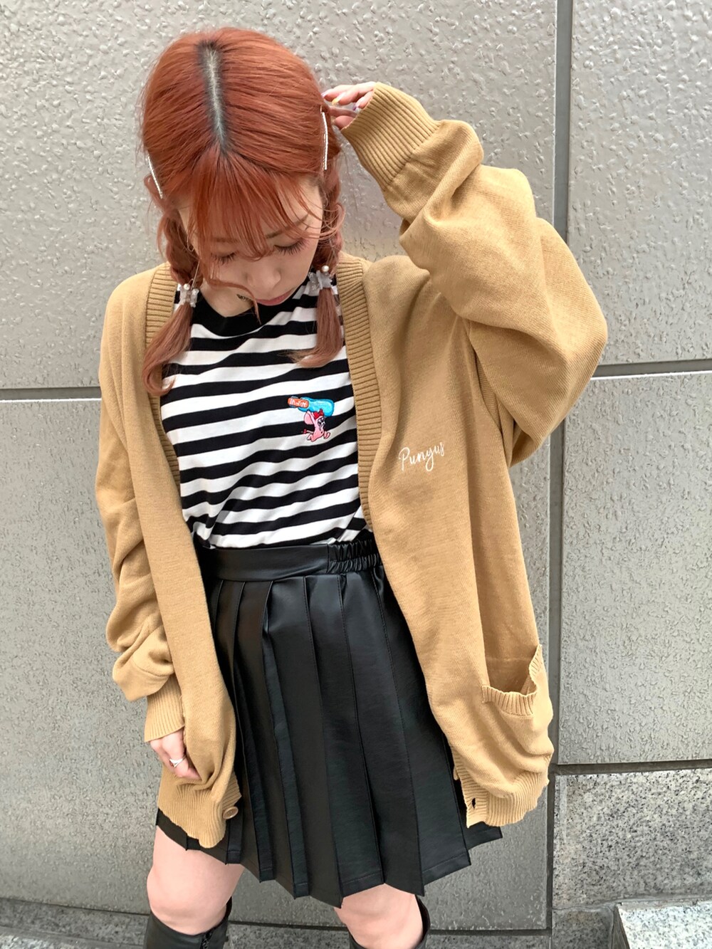 その他のTシャツ/カットソー、ブラック系のスカート、ベージュ系のカーディガン/ボレロを着用したレディースの春コーディネートの2枚目の写真