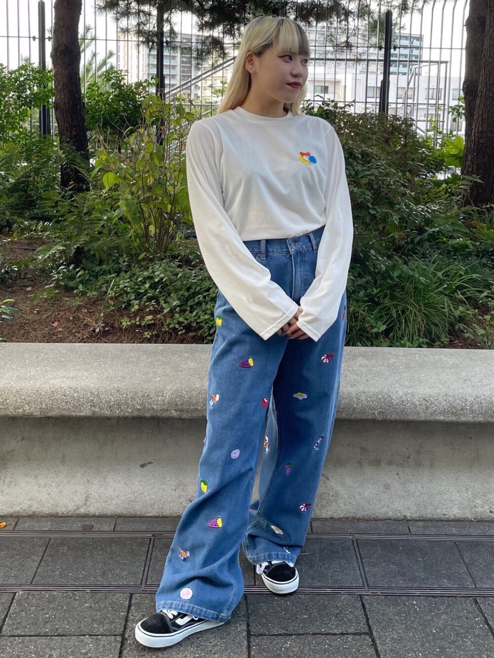 ホワイト系のTシャツ/カットソー、ブルー系のデニムパンツを着用したレディースの秋コーディネートの2枚目の写真