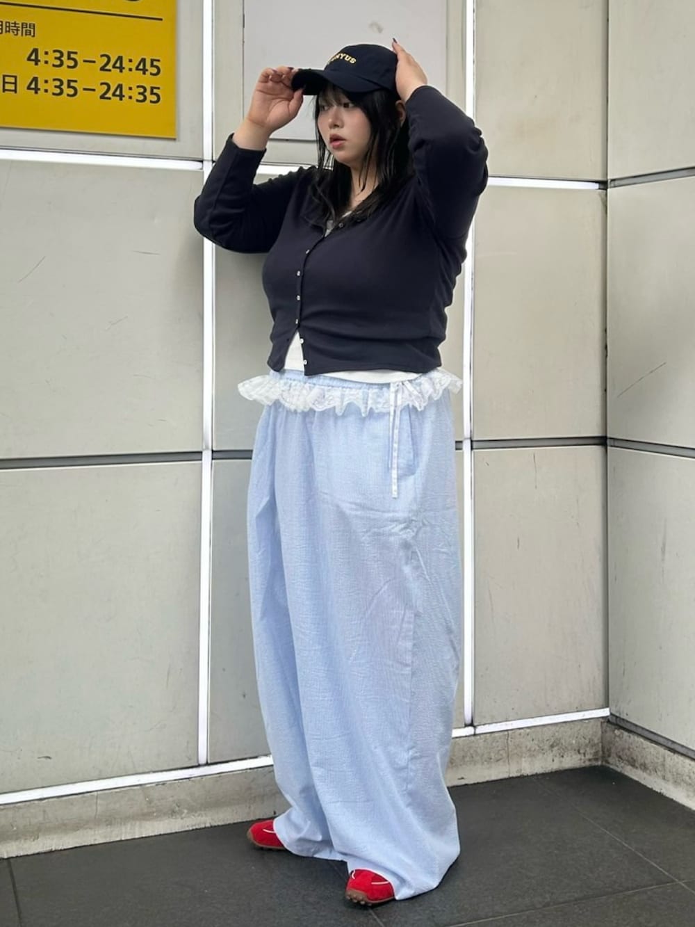 ブルー系のその他パンツ、ブルー系のカーディガン/ボレロ、ホワイト系のタンクトップを着用したレディースの夏コーディネートの2枚目の写真