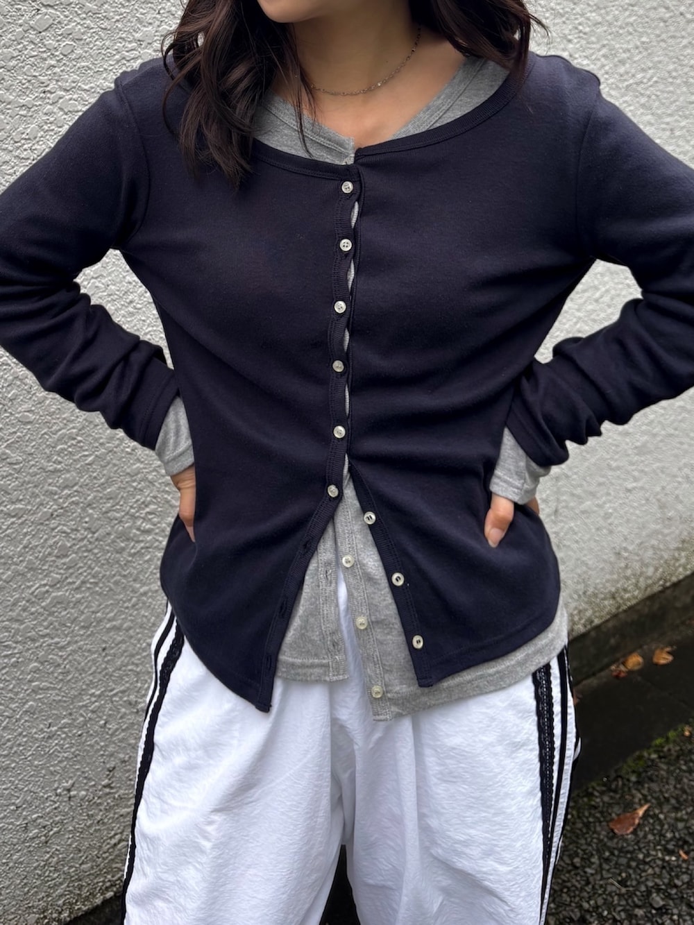 ホワイト系のその他パンツ、ブルー系のカーディガン/ボレロを着用したレディースの秋コーディネートの6枚目の写真