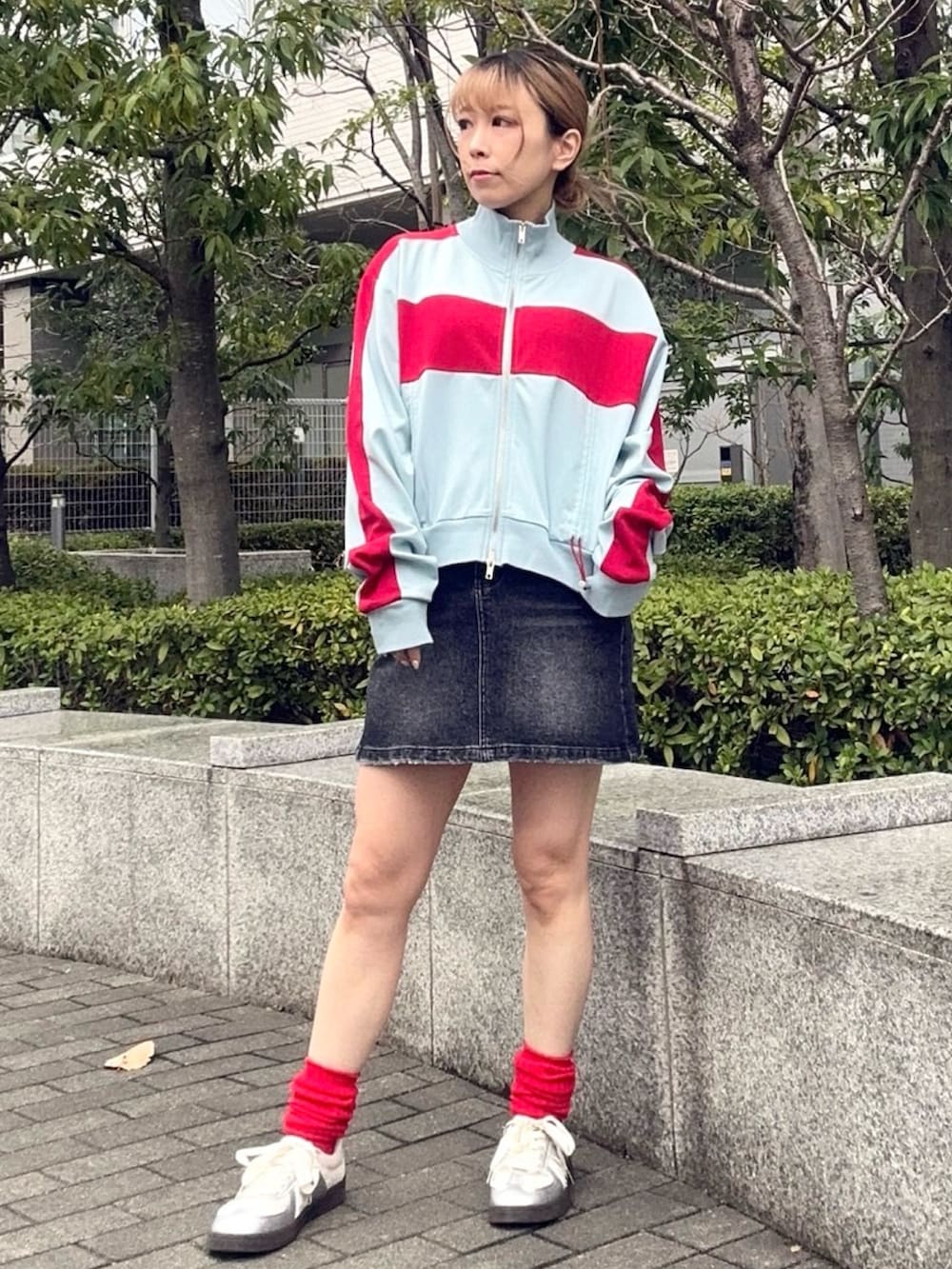 ブラック系のデニムスカート、ブルー系のジャージを着用したレディースの冬コーディネートの2枚目の写真