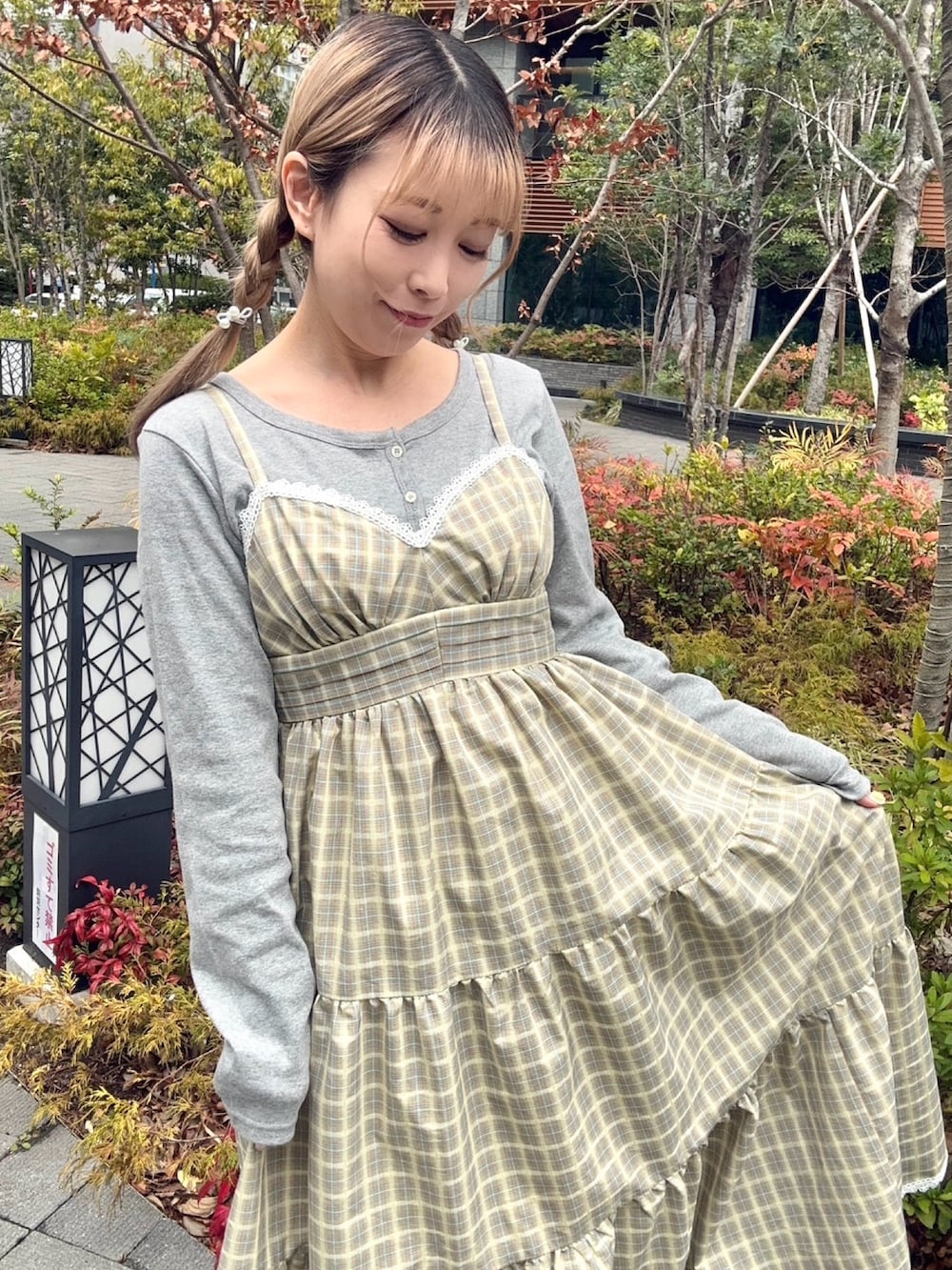 イエロー系のワンピース、グレー系のカーディガン/ボレロを着用したレディースの冬コーディネートの4枚目の写真