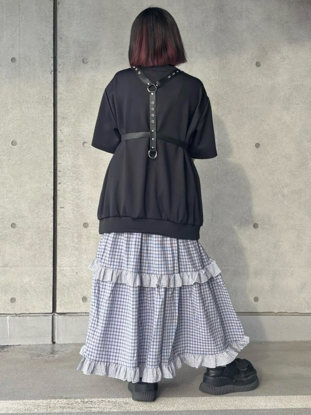 ブルー系のスカート、ブラック系のジャージ、ブラック系のベルトを着用したレディースの夏コーディネートの5枚目の写真