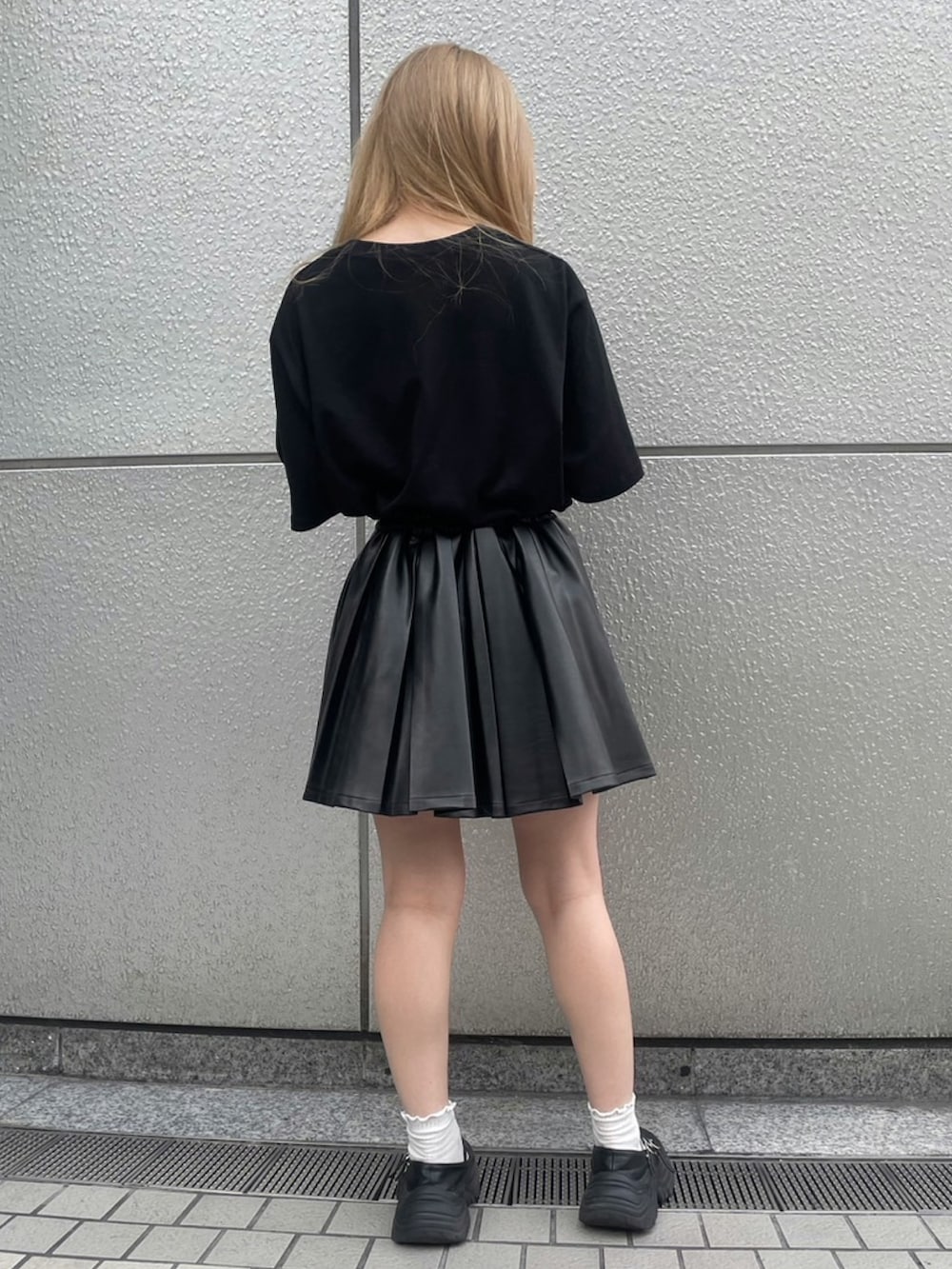 ブラック系のTシャツ/カットソー、ブラック系のスカートを着用したレディースの夏コーディネートの4枚目の写真