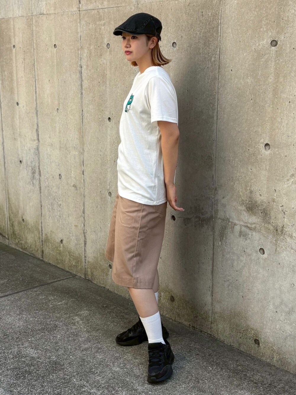 ベージュ系のその他パンツ、ホワイト系のTシャツ/カットソーを着用したレディースの秋コーディネートの2枚目の写真