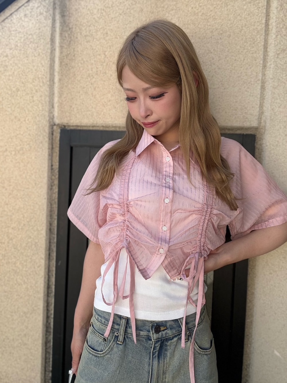ブルー系のデニムパンツ、ピンク系のシャツ/ブラウス、ホワイト系のタンクトップを着用したレディースの夏コーディネートの4枚目の写真