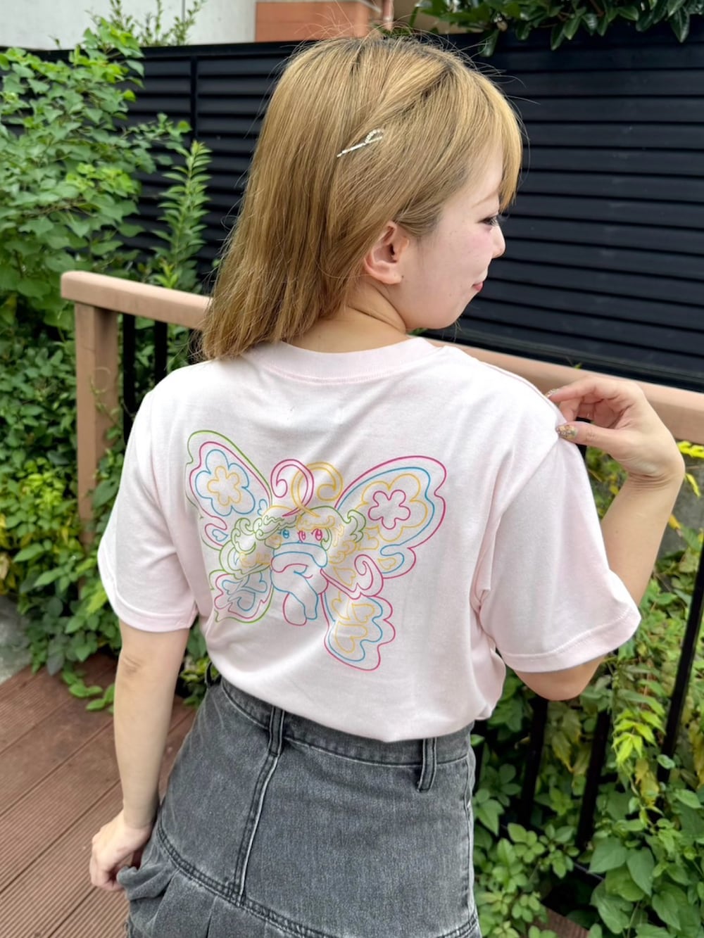 ブルー系のデニムスカート、ホワイト系のその他パンツ、ピンク系のTシャツ/カットソーを着用したレディースの夏コーディネートの6枚目の写真