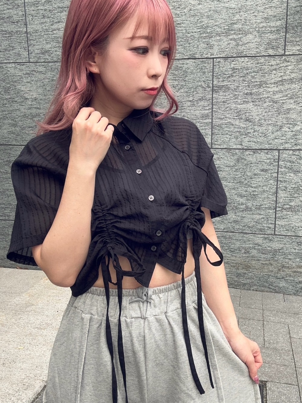 グレー系のスウェットパンツ、ブラック系のシャツ/ブラウスを着用したレディースの夏コーディネートの6枚目の写真