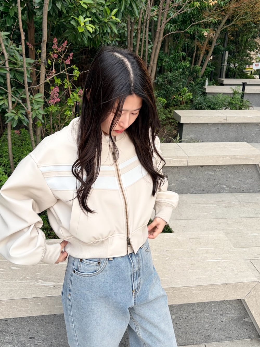 ブルー系のデニムパンツ、ホワイト系のブルゾン、ホワイト系のTシャツ/カットソーを着用したレディースの春コーディネートの5枚目の写真