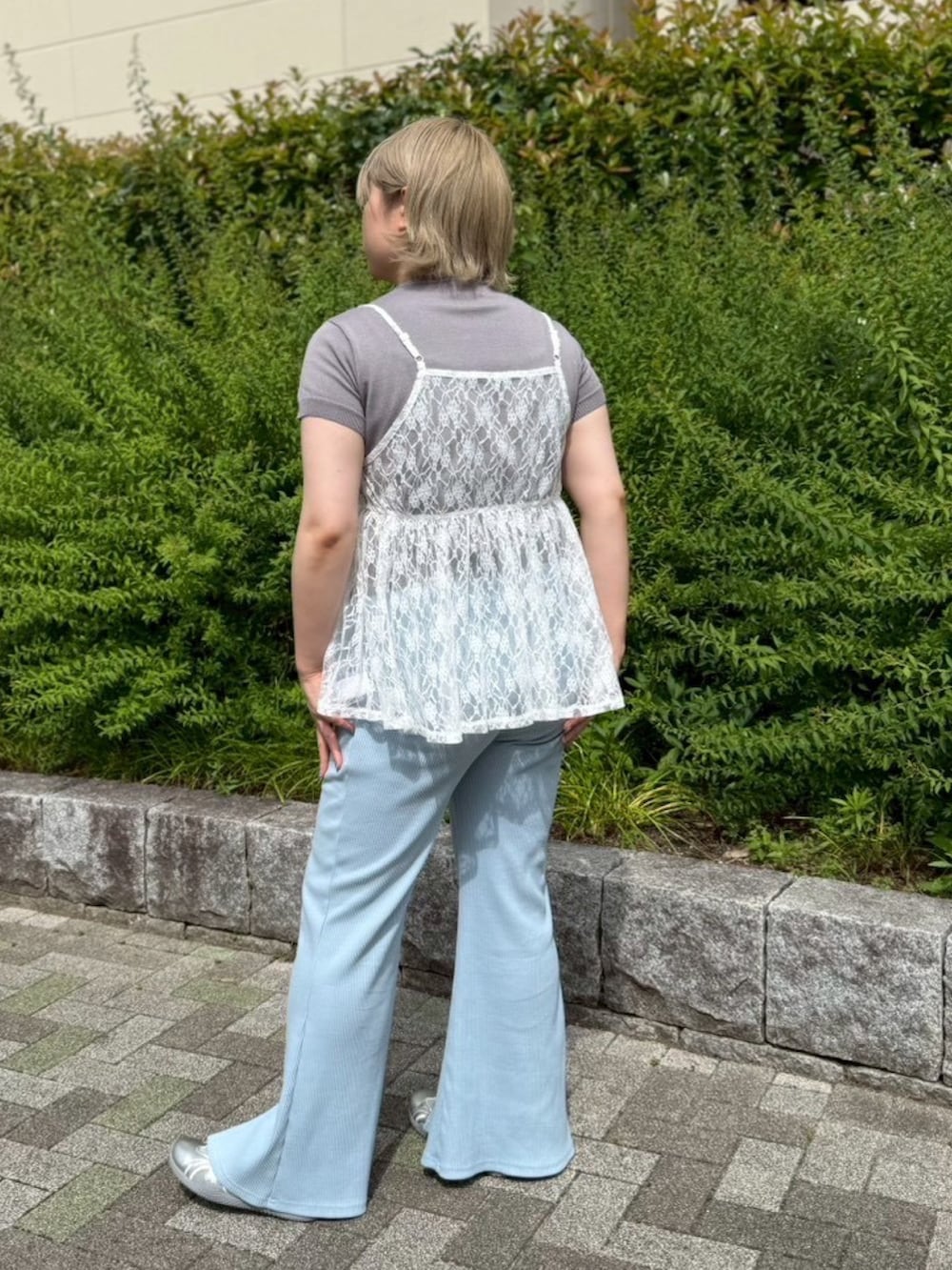ホワイト系のチュニック、グレー系のニット/セーター、ブルー系のその他パンツを着用したレディースの夏コーディネートの6枚目の写真