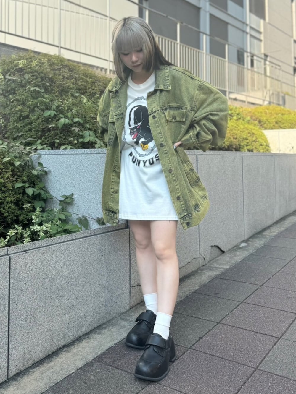 イエロー系のデニムジャケット、ホワイト系のTシャツ/カットソーを着用したレディースの秋コーディネートの3枚目の写真