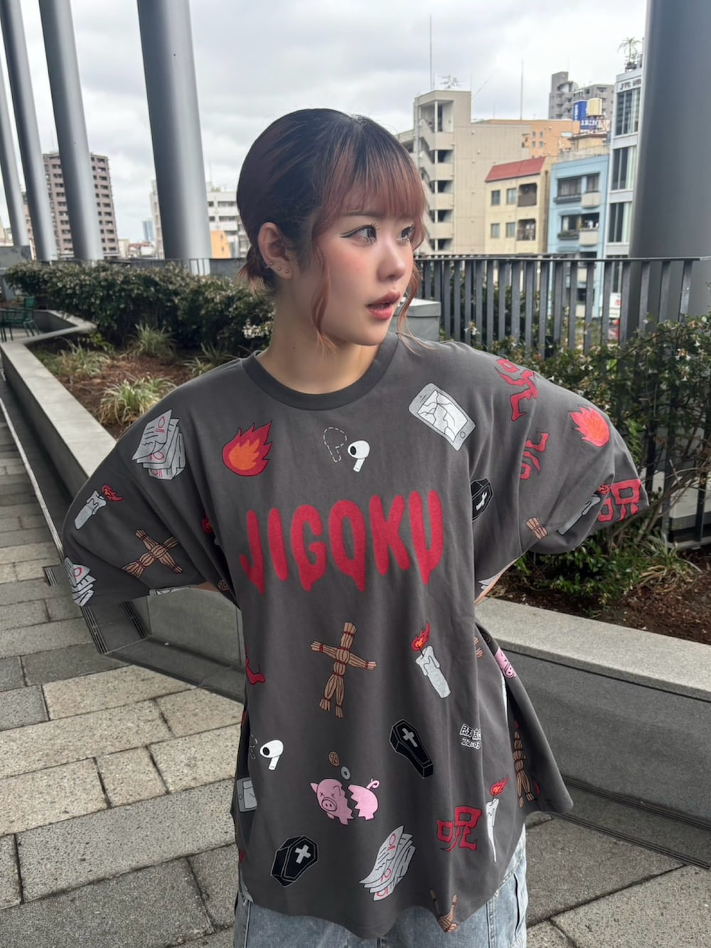 ブラック系のデニムパンツ、ブラック系のTシャツ/カットソーを着用したレディースの夏コーディネートの4枚目の写真