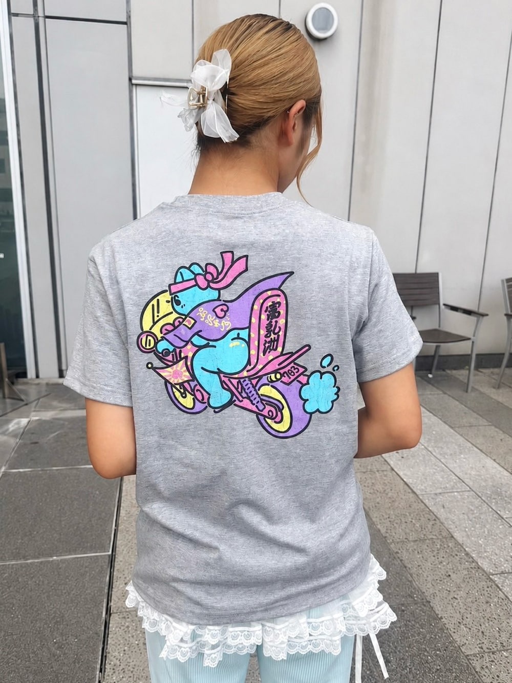 ブルー系のその他パンツ、グレー系のTシャツ/カットソー、ホワイト系のスカートを着用したレディースの夏コーディネートの5枚目の写真