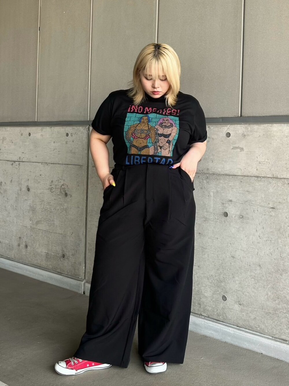 ブラック系のその他パンツ、ブラック系のTシャツ/カットソーを着用したレディースの秋コーディネートの3枚目の写真