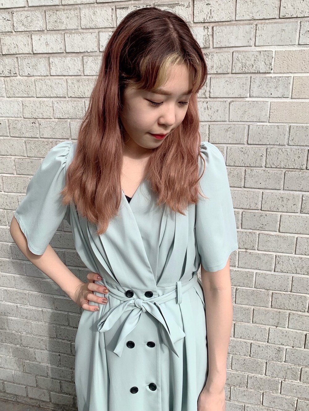 グリーン系のワンピースを着用したレディースの夏コーディネートの2枚目の写真