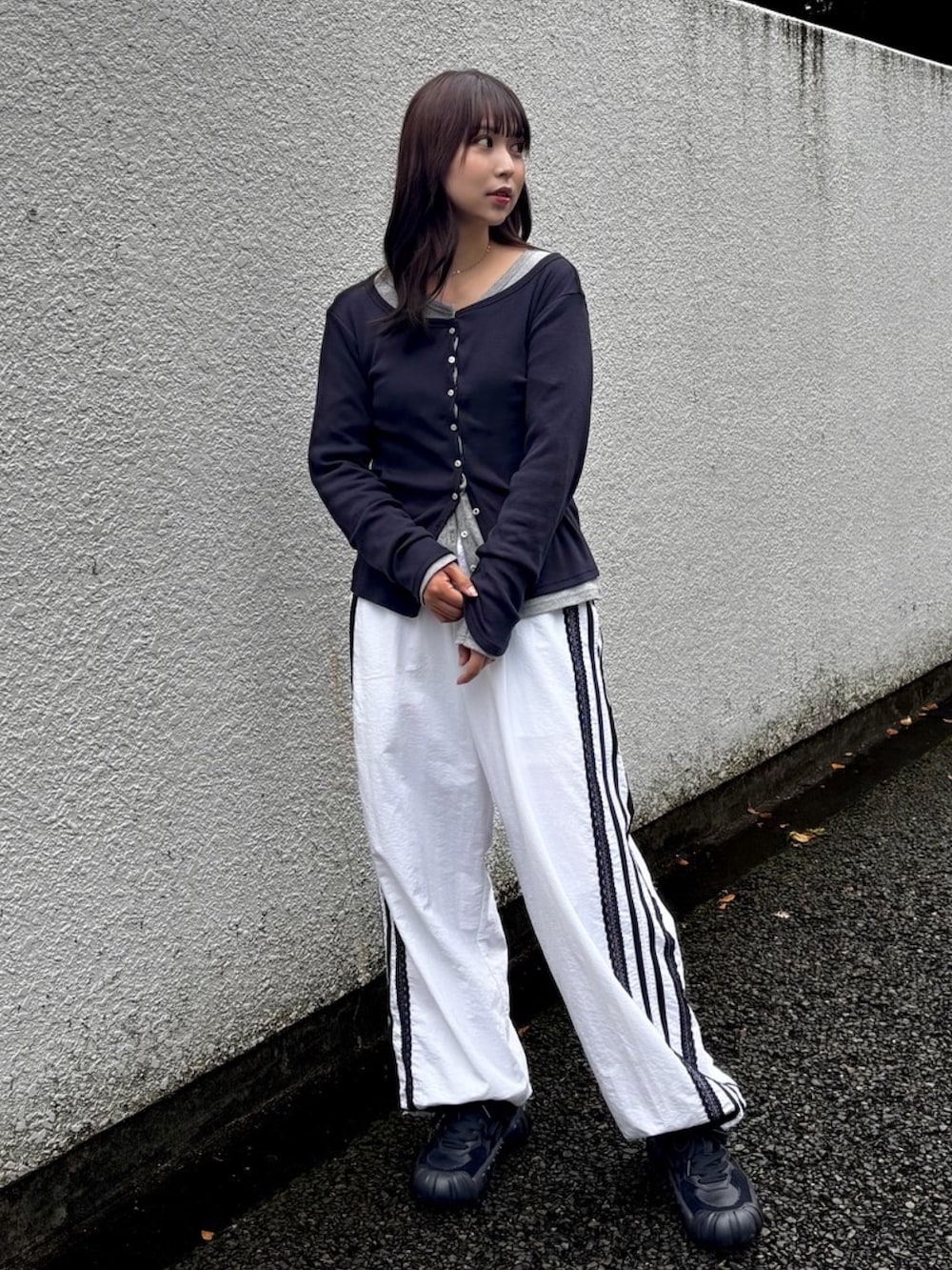 ホワイト系のその他パンツ、ブルー系のカーディガン/ボレロを着用したレディースの秋コーディネートの2枚目の写真