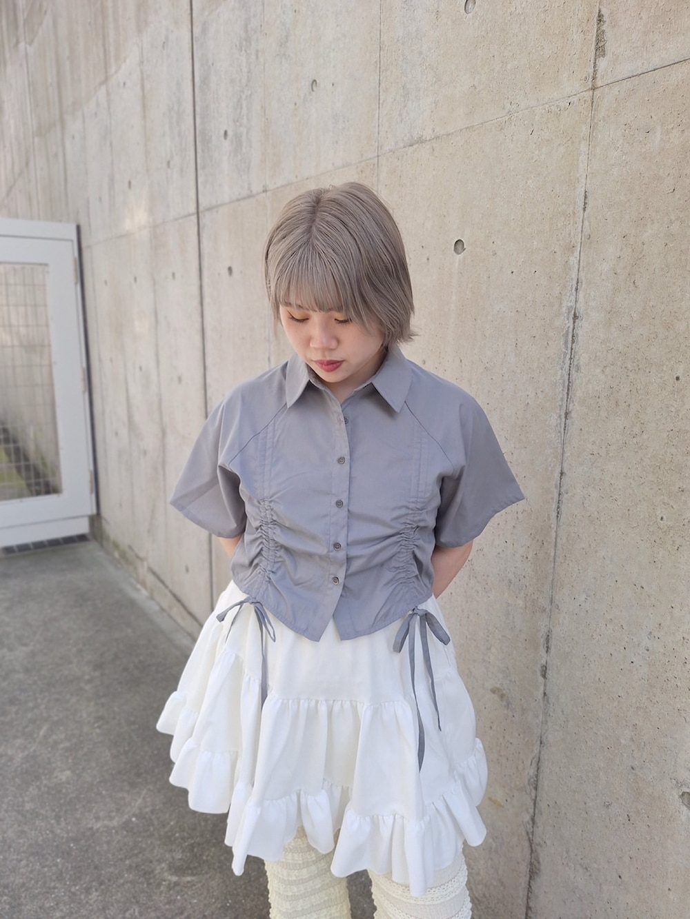 イエロー系のその他パンツ、ホワイト系のスカート、グレー系のシャツ/ブラウスを着用したレディースの夏コーディネートの6枚目の写真