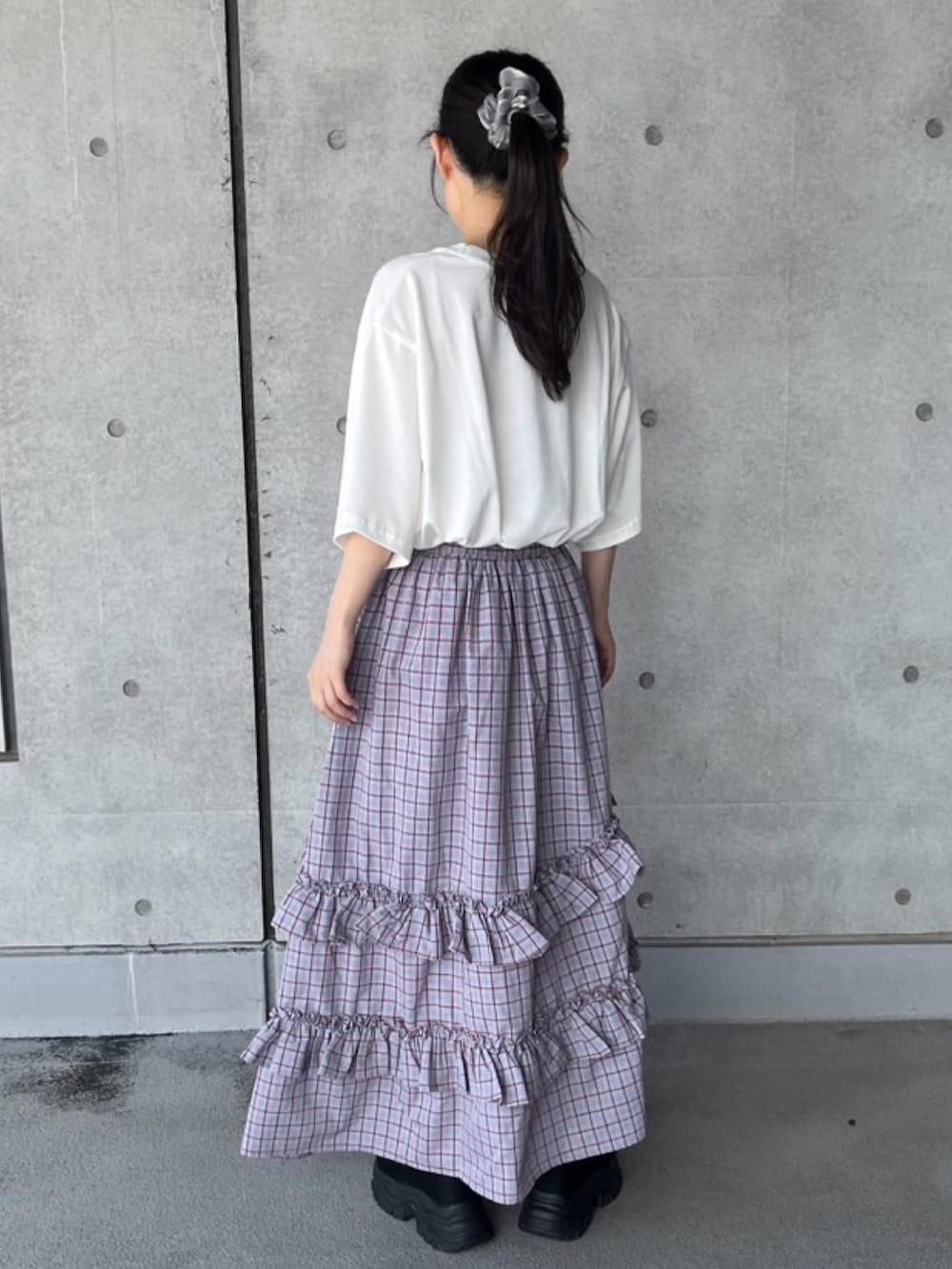 ブルー系のスカート、ホワイト系のTシャツ/カットソーを着用したレディースの夏コーディネートの6枚目の写真