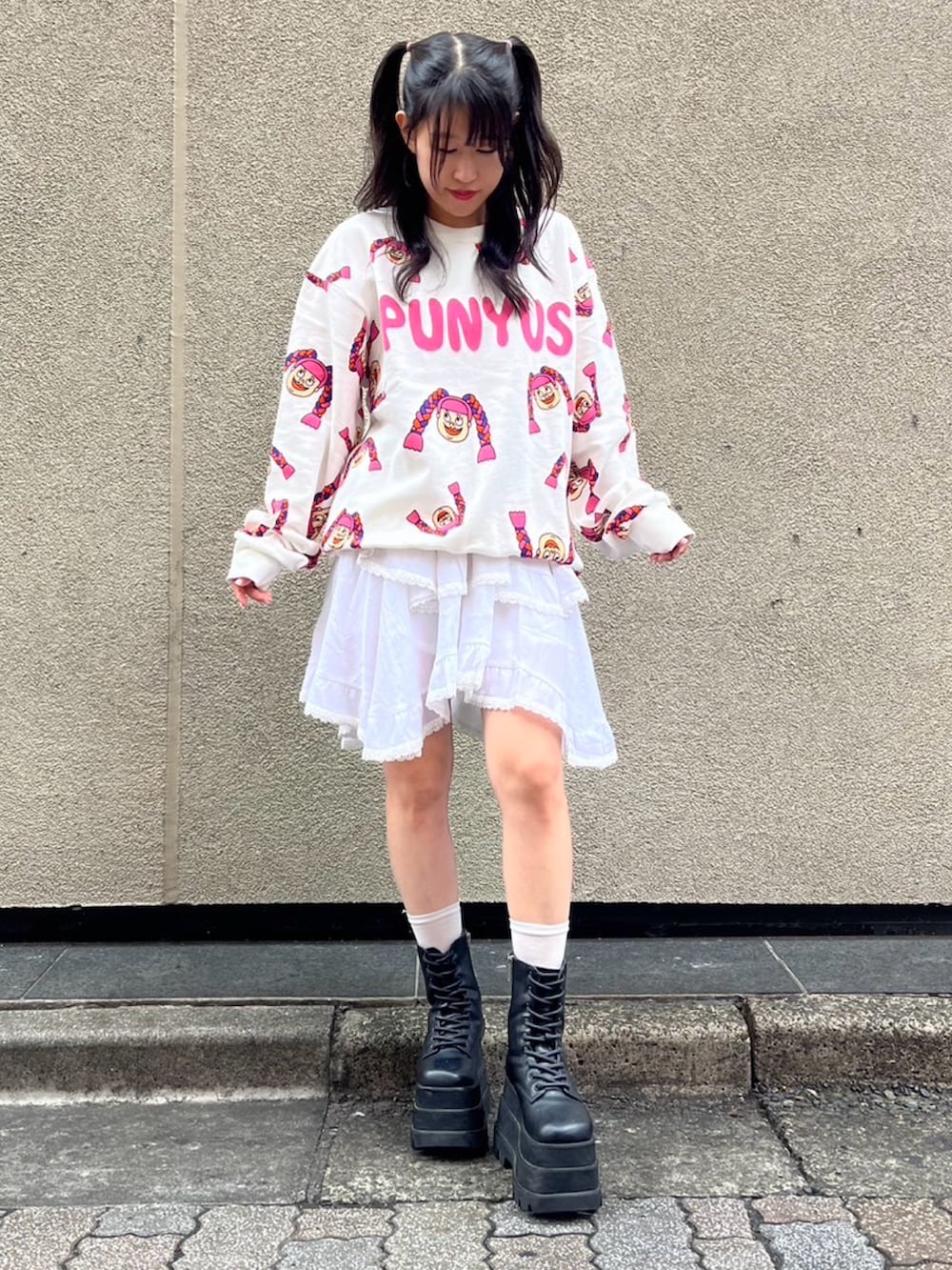 ホワイト系のスウェット、ホワイト系のスカートを着用したレディースの秋コーディネートの2枚目の写真