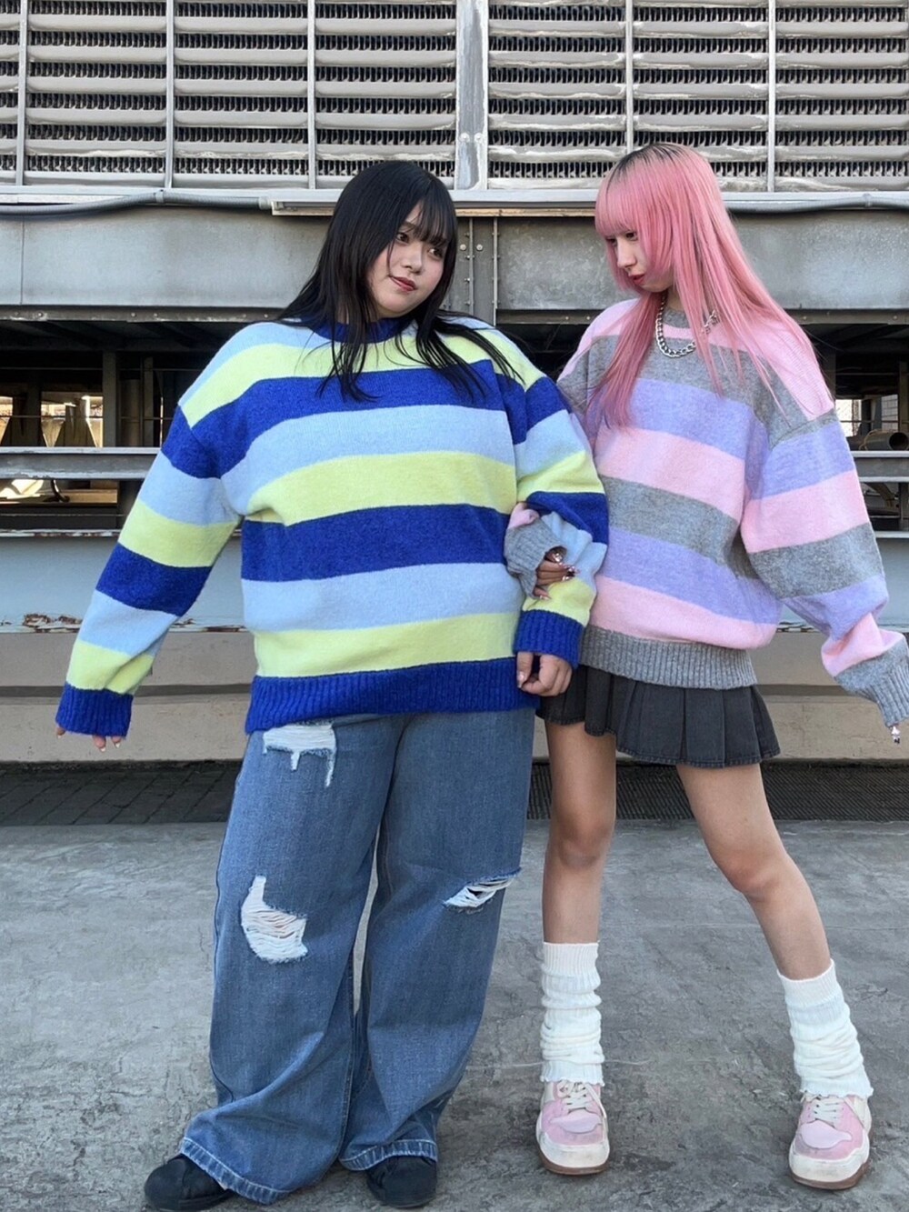 ブルー系のニット/セーター、グレー系のニット/セーター、グレー系のスカートを着用したレディースの秋コーディネートの2枚目の写真