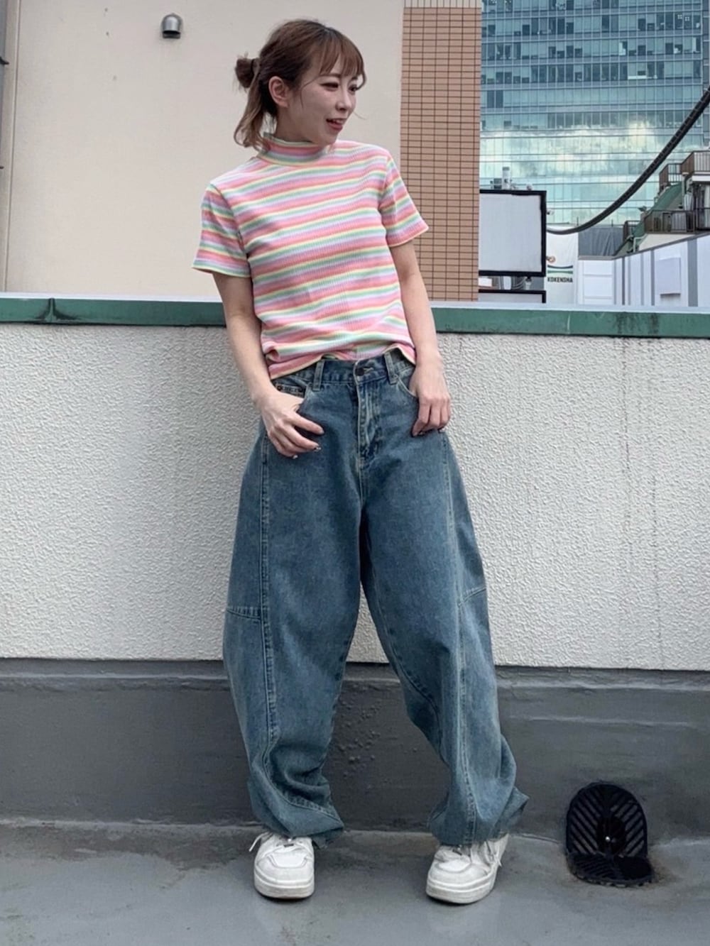 ブルー系のデニムパンツ、ピンク系のTシャツ/カットソーを着用したレディースの春コーディネートの3枚目の写真