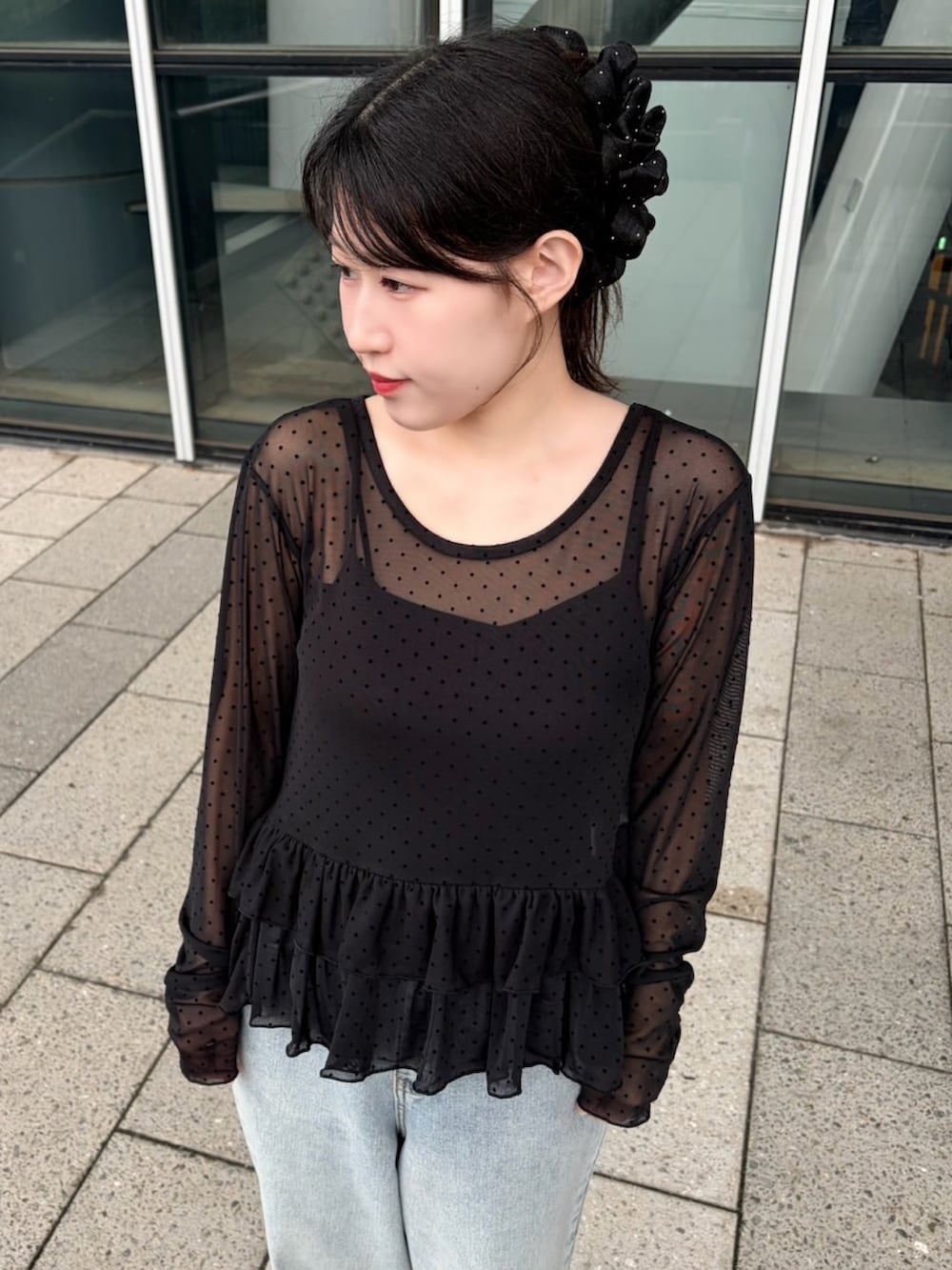 ブラック系のTシャツ/カットソー、ブルー系のデニムパンツを着用したレディースの夏コーディネートの5枚目の写真