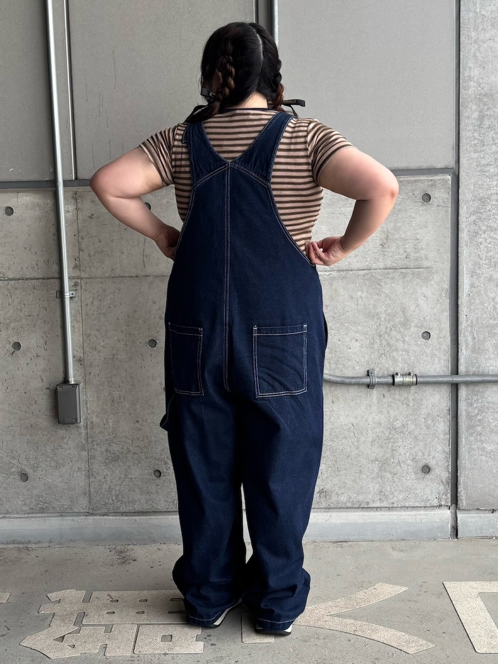 ブルー系のサロペット/オーバーオール、ブラウン系のTシャツ/カットソーを着用したレディースの夏コーディネートの5枚目の写真