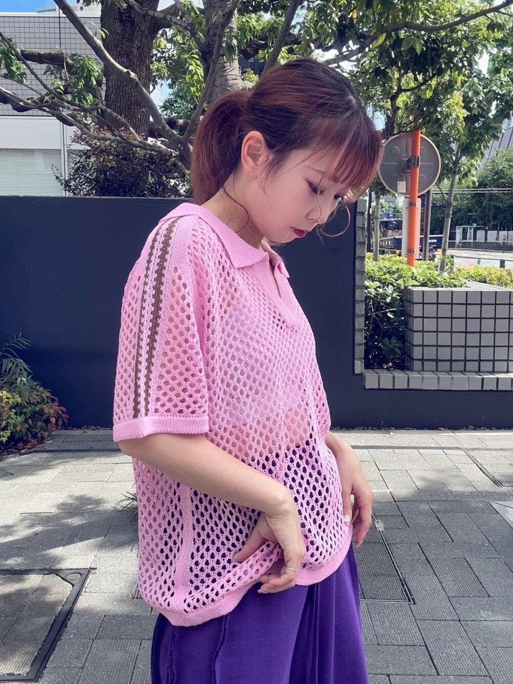 パープル系のスウェットパンツ、ピンク系のTシャツ/カットソーを着用したレディースの夏コーディネートの3枚目の写真