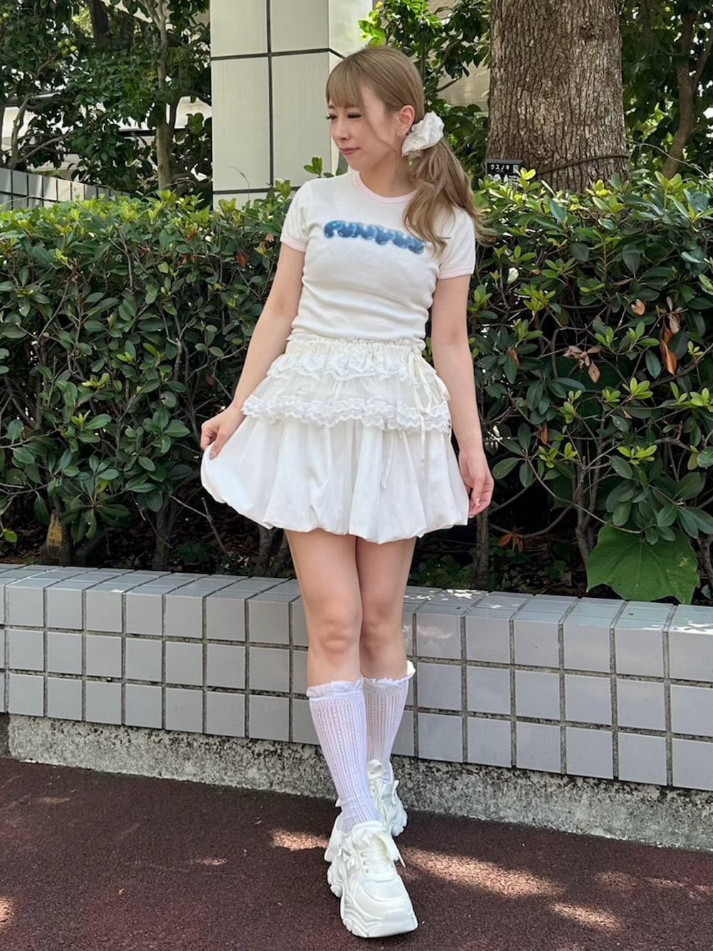 ホワイト系のスカート、ホワイト系のスカート、ホワイト系のTシャツ/カットソーを着用したレディースの夏コーディネートの3枚目の写真
