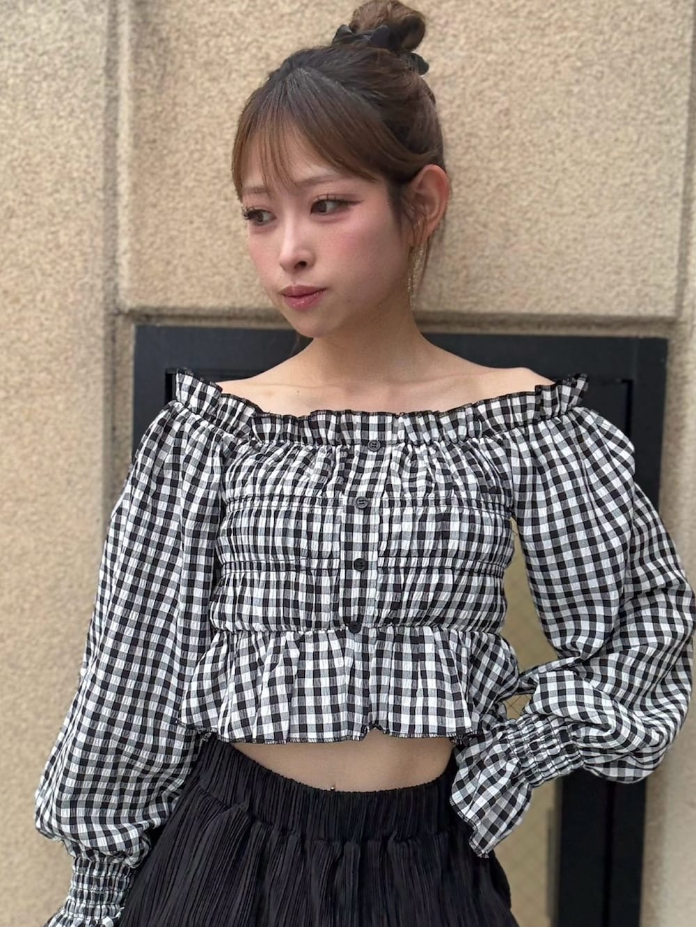 ブラック系のその他パンツ、ブラック系のシャツ/ブラウスを着用したレディースの春コーディネートの3枚目の写真