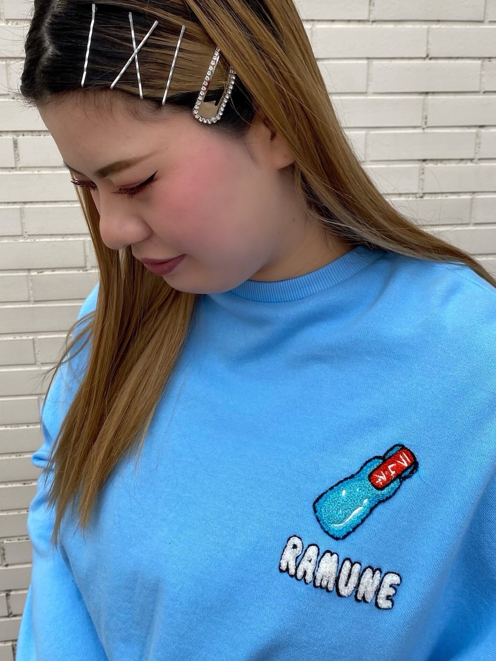 ブルー系のスウェット、ブルー系のスウェットパンツ、ホワイト系のスニーカーを着用したレディースの冬コーディネートの2枚目の写真