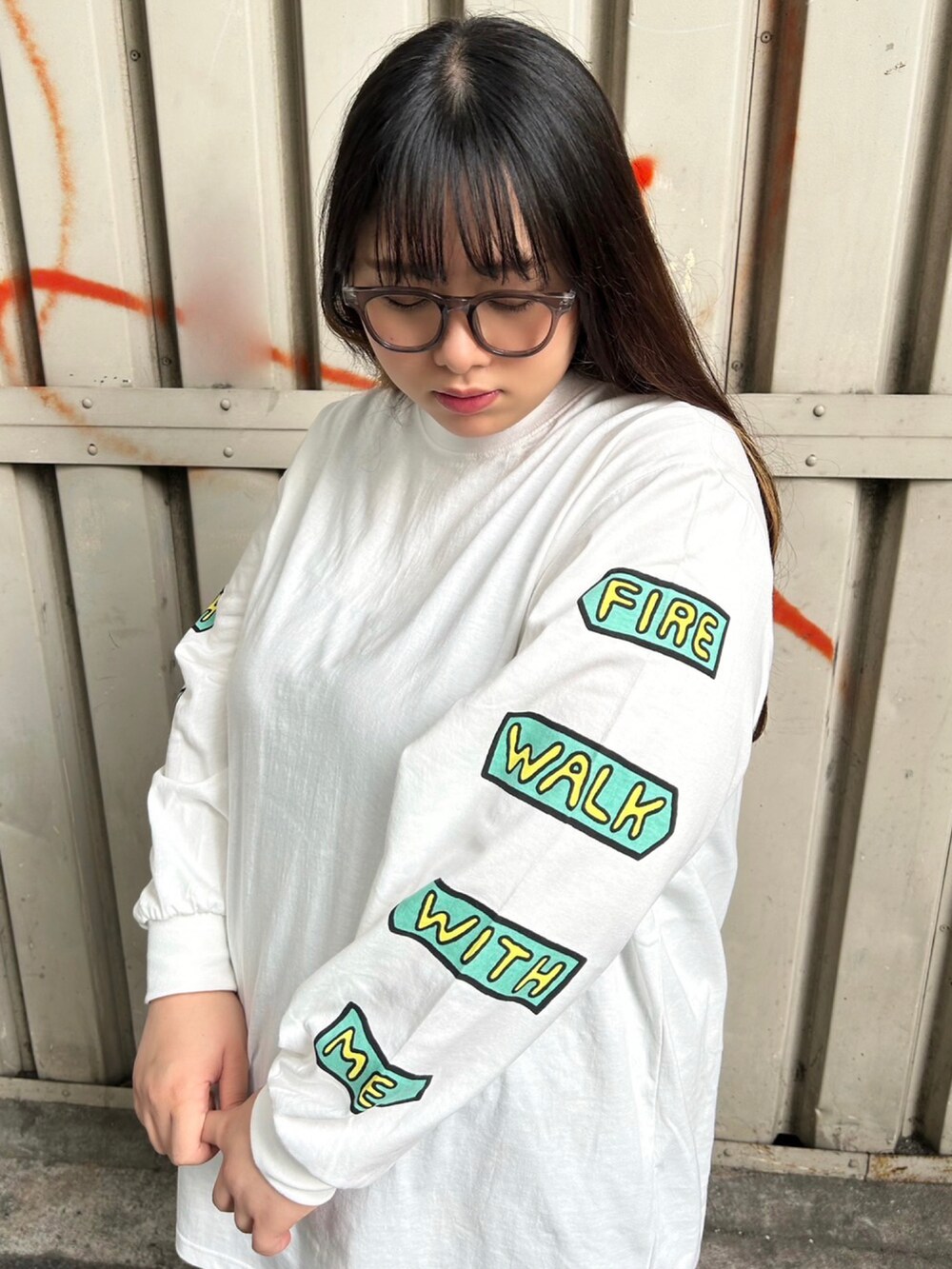 ブラック系のダウンベスト、ブラック系のデニムパンツ、ホワイト系のTシャツ/カットソーを着用したレディースの秋コーディネートの3枚目の写真