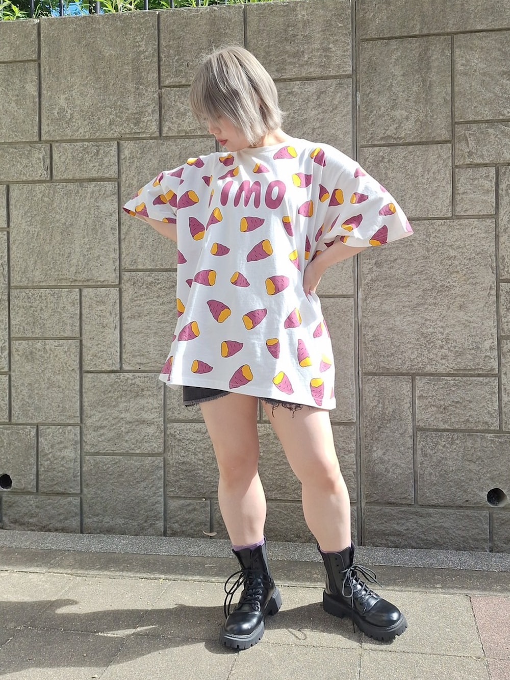 パープル系のTシャツ/カットソー、ブラック系のデニムパンツを着用したレディースの夏コーディネートの2枚目の写真