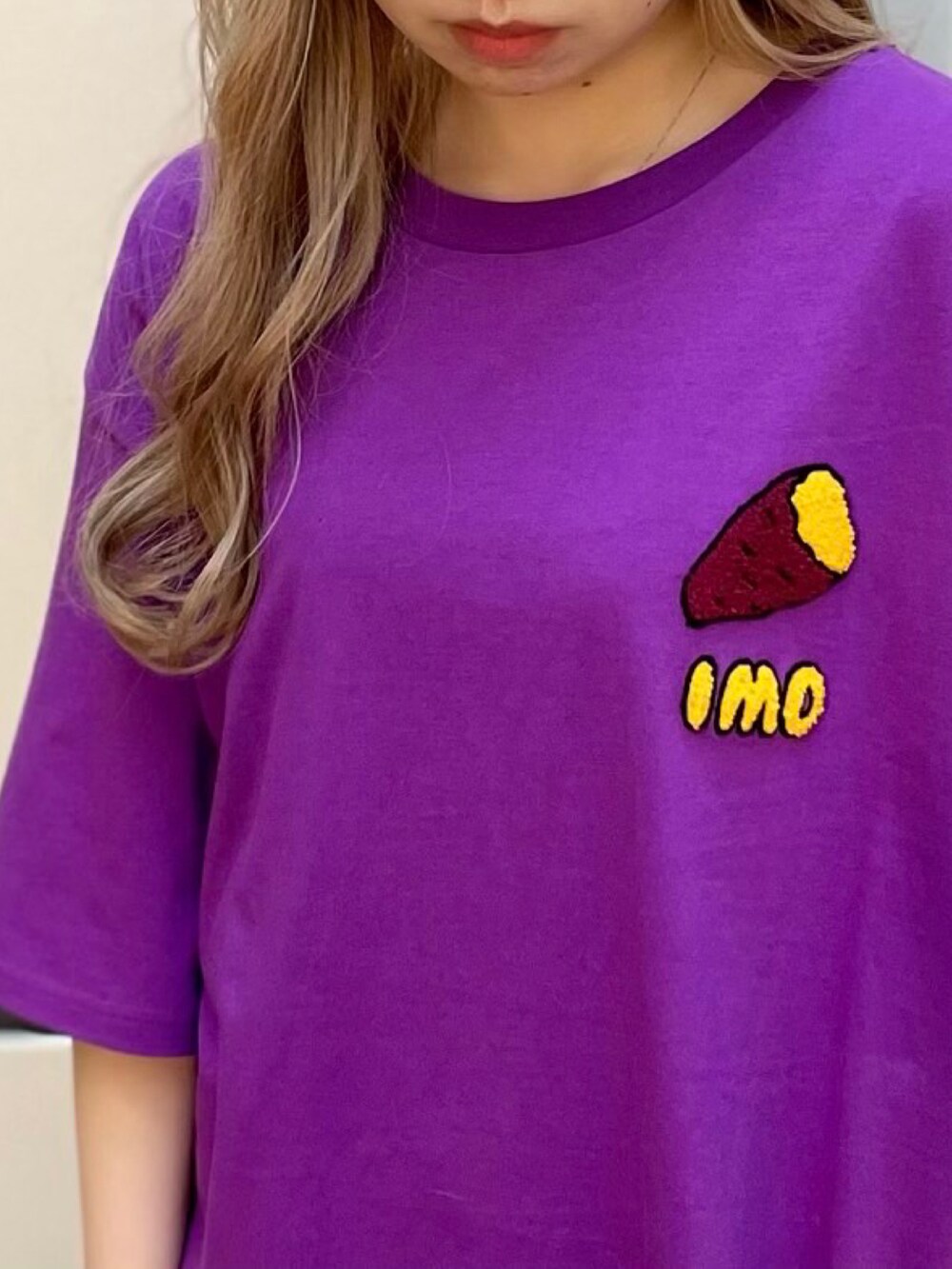 パープル系のTシャツ/カットソーを着用したレディースの春コーディネートの2枚目の写真